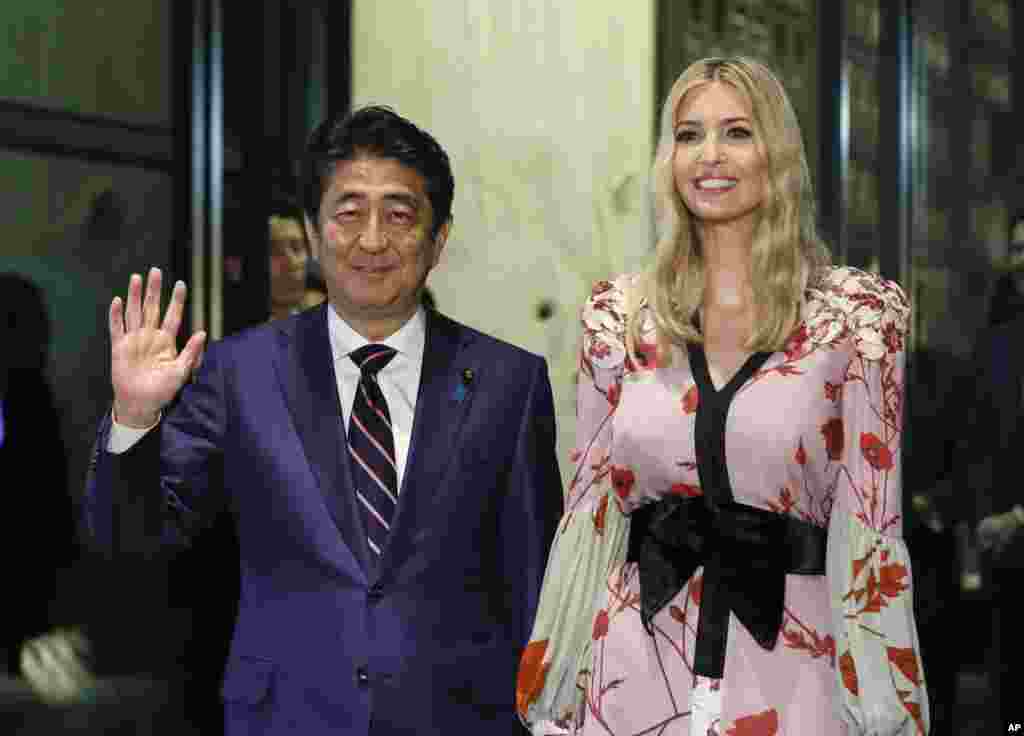 白宫顾问、特朗普总统的女儿伊万卡·特朗普和日本首相安倍在东京一家餐厅(2017年11月3日)。伊万卡应安倍首相的邀请访问日本。