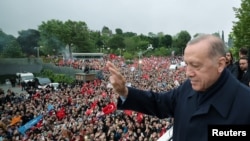 El presidente turco, Tayyip Recep Erdogan, habla a sus partidarios después de los resultados preliminares de las elecciones presidenciales que lo proyectaban como el ganador el 28 de mayo de 2023.
