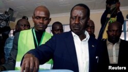 Le leader de l'opposition kényane Raila Odinga en train de voter à Nairobi, Kenya, 8 août 2017. REUTERS/Thomas Mukoya