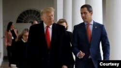 El presidente de EE.UU., Donald Trump, y el presidente interino de Venezuela, Juan Guaidó, conversan durante su encuentro en la Casa Blanca, el 5 de febrero de 2020.