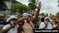 Les femmes du Rassemblement démocratique africain (PDCI-RDA) et le Front populaire ivoirien (FPI) protestent contre un troisième mandat du président ivoirien Alassane Ouattara, dans le district de Cococdy à Abidjan le 21 août , 2020. (Photo par Issouf SANOGO / AFP)