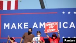 Зрители наблюдают за тем, Дональд Трамп выступает с речью во время предвыборного мероприятия в Ламбертоне, Северная Каролина, США, 24 октября 2020 года