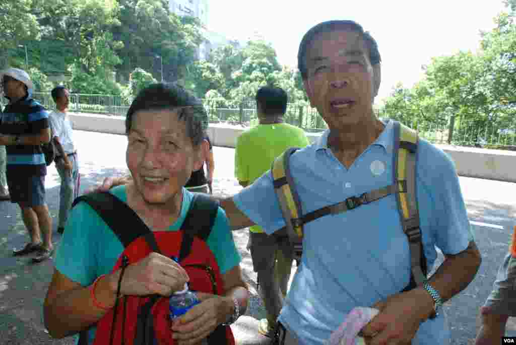年約80歲的關先生夫婦參與民主登高日,為下一代爭取真普選,走畢全程(美國之音湯惠芸拍攝)