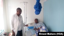 Ephrem Kizungu, ingénieur de mines hospitalisé pour paludisme grave à l'hôpital Skyborne, Sud-Kivu, RDC, 25 avril 2018. (VOA/Ernest Muhero)