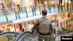 Soldats belges dans le centre commercial City2 , centre de Bruxelles, Belgique, le 15 juin 2016. (REUTERS/Francois Lenoir/File Photo )