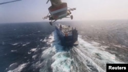 Helikopter militer Houthi terbang di atas kapal kargo Galaxy Leader di Laut Merah dalam foto yang dirilis pada 20 November 2023. (Foto: Media Militer Houthi/Handout via REUTERS)