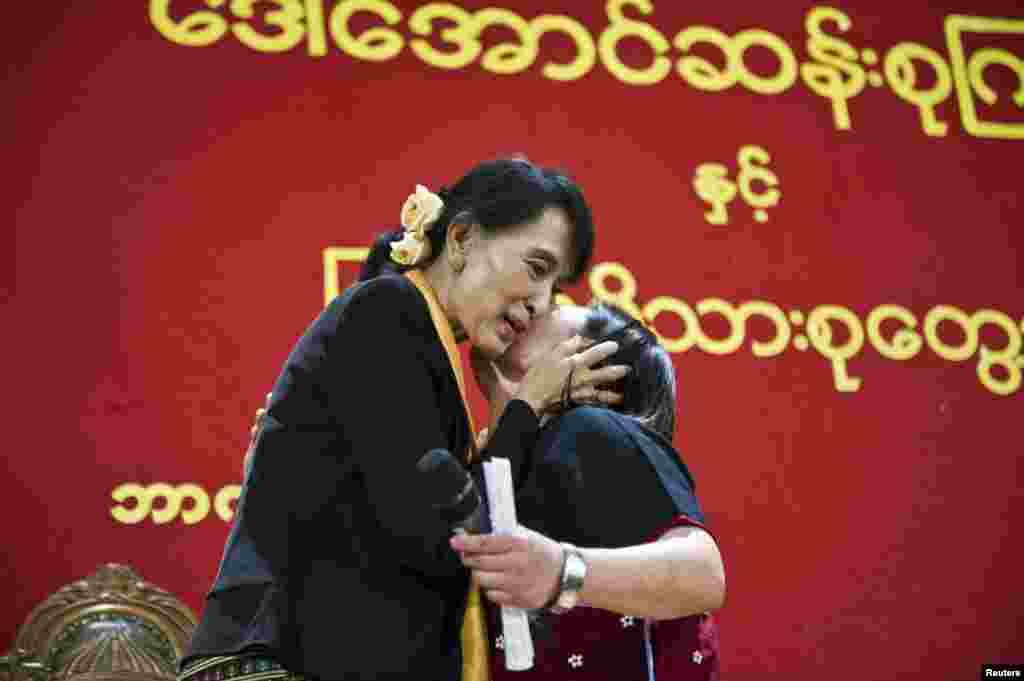 Bà Aung San Suu Kyi gặp gỡ cộng đồng Miến Điện tại Bergen, Na Uy, ngày 17 tháng 6 năm 2012.