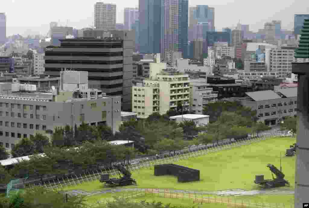 在东京的日本防卫省(国防部)大院里,部署了爱国者3型(PAC-3)导弹系统(2017年8月10日)。
