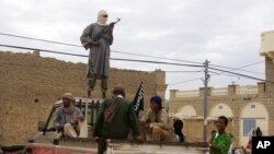Photo d’archives : des combattants du groupe islamiste Ansar Dine montant la garde à Tombouctou, Mali, le 31 août 2012.