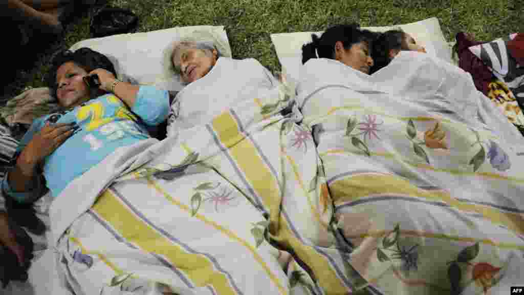 Des habitants dorment dans un parc, dans la ville de Guayaquil, Équateur, 17 avril 2016.