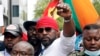 Des activistes de l'opposition camerounaise manifestent contre le président camerounais et la politique française en Afrique en marge du sommet des dirigeants de l'UE à Bruxelles, le 17 juillet 2020. (Photo François WALSCHAERTS / AFP)