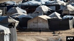 Anak-anak bermain di antara tenda-tenda di kamp al-Hol yang dikelola Kurdi, yang menampung kerabat yang dicurigai sebagai pejuang kelompok Negara Islam, di Provinsi Hasakeh Suriah timur laut, 17 Februari 2021. (Foto: AFP)