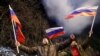 Prorrusos reaccionan en una calle luego de que el presidente ruso, Vladimir Putin, firmara un decreto que reconoce a dos regiones en el este de Ucrania como entidades independientes, en la ciudad de Donetsk, Ucrania, el 21 de febrero de 2022. Foto: Reuters.