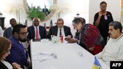 Los presidentes de Guyana, Irfaan Ali y de Venezuela, Nicolás Maduro durante la reunión celebrada en San Vicente y las Granadinas. 