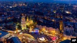 Illuminations place Sainte-Sophie pour marquer les célébrations du Nouvel An et du Noël orthodoxe à Kiev, en Ukraine, le dimanche 27 décembre 2015. (AP Photo / Evgeniy Maloletka)