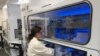 Una enfermera en un laboratorio donde se produce la vacuna de Pfizer contra la COVID-19.