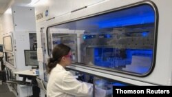 Una enfermera en un laboratorio donde se produce la vacuna de Pfizer contra la COVID-19.