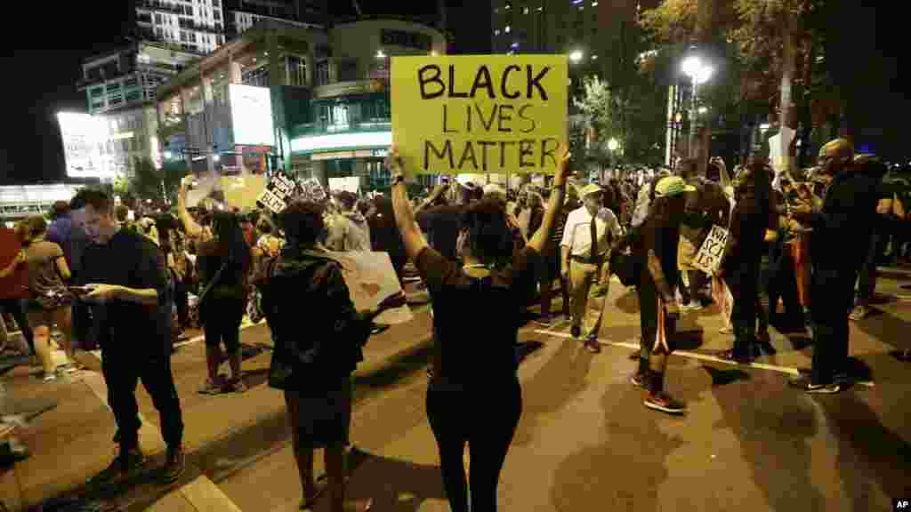 Des manifestants brandissent des affiches indiquant : "la vie des Noirs est importante", à la Charlotte, 22 septembre.
