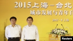 台北市長柯文哲（左）2015年8月18日在上海出席雙城論壇時與屆時的上海市長楊雄合影。