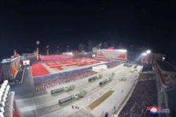 북한이 지난 1월 평양 김일성광장에서 열린 노동당 제8차 대회 기념 열병식에서 ‘북극성-5ㅅ(시옷)’이라고 적힌 신형 잠수함발사탄도미사일(SLBM)을 공개했다.