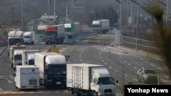 한국 정부가 개성공단 가동 전면 중단 결정을 내린 다음날인 지난달 11일 한국 기업 차량들이 경기도 파주시 경의선 남북출입사무소를 통해 남측으로 입경하고 있다. (자료사진)