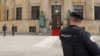 Полицајци ја чуваат палатата на Република Српска откако босанското обвинителство нареди притвор на тројца високи функционери на босанските Срби поради серија сепаратистички акции, во босанскиот град Бања Лука, 240 километри северозападно од Сараево, 12 март 2025 година.