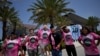 Un grupo de aficionados espera frente al estadio DRV Pink, casa del Inter Miami, para ver a Lionel Messi, el martes 11 de julio de 2023, en Fort Lauderdale, Florida.