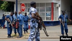 Un policier burundais sécurise le périmètre à Bujumbura, le 15 février 2016.