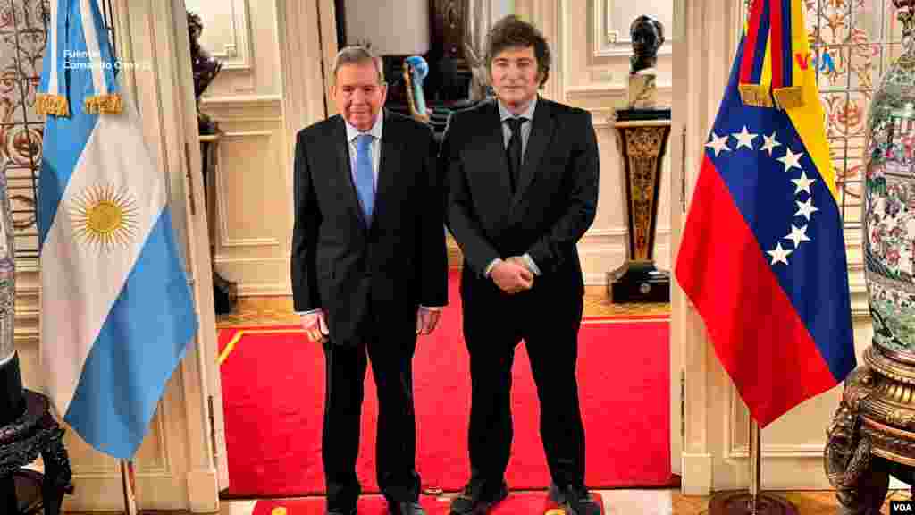 Edmundo González, candidato opositor venezolano, junto a Javier Milei, presidente de Argentina, en la Casa Rosada, el 4 de enero de 2025. 