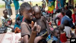 Des enfants affamés attendent une aide de l'Unicef à Aweli, Soudan du Sud, 16 septembre 2016.