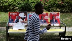 Un homme passe devant les posters des candidats présidentiels de l'élection de 2013, à Nairobi, le 8 mars 2013. 