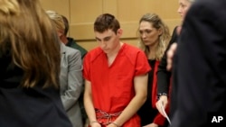 Nikolas Cruz, de 19 años, está acusado de matar a 17 personas y herir a muchas otras en el tiroteo del miércoles en la escuela secundaria en Florida.