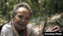 លោក​តា​ជនជាតិភាគតិច«‍ជង»​នៅ​សហគមន៍​អារ៉ែង ​ជា​អ្នក​ចាត់ចែង​ពិធីបុណ្យ«‍ឡើង​ព្រៃ​ដំរី» ដែល​ប្រារព្ធ​ឡើង​ដើម្បីគោរព​បូជា​អ្នក​តា​ព្រៃ។ (Courtesy Photo) 