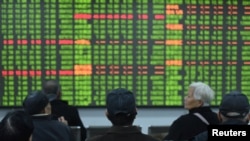 春節後中國股市開市頭一天出現了崩潰式下滑。圖為浙江省杭州市的股民坐在一交易所的電子屏幕前觀看行情。 （2020年2月3日）