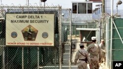 Une garde de militaires américains à la prison de Guantanamo, Cuba, le 27 juin, 2006. 