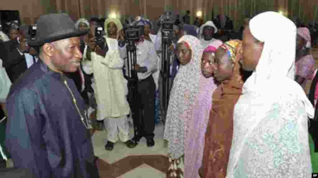 Shugaban Najeriya Jonathan ya sadu da wasu ‘yan makarantan mata da suka kubuta daga ‘yan Boko Haram, 22 ga Yuli 2014.