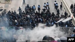 抗議民眾包圍香港立法會，香港警方與抗議者發生衝突。(2019年6月12日)
