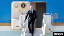 États-Unis Le président Joe Biden quitte Air Force One, un jour avant le sommet États-Unis-Russie à Genève, Suisse, le 15 juin 2021.
