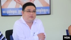 រូបភាព​ឯកសារ៖ លោក ខេន លូ អគ្គលេខាធិការ​របស់​តំណាង​សមាគម​រោងចក្រ​កាត់ដេរ​នៅ​កម្ពុជា​ហៅ​កាត់​ថា ​GMAC នៅ​ក្នុង​រោងចក្រ​មួយ​ក្នុង​ទីក្រុង​ភ្នំពេញ កាល​ពី​ថ្ងៃ​ទី​២៨ ខែ​កក្កដា​ ឆ្នាំ​២០១៦។ (ហ៊ាន សុជាតា/VOA)