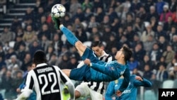 Cristiano Ronaldo marque sur une bicyclette lors du quart de finale de la Champions League contre la Juventus au stade Allianz de Turin, 3 avril 2018. 