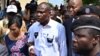 Martin Fayulu na mwasi na ye, Esther, na libanda ya Cour constitutionnelle, Kinshasa, 12 janvier 2019.