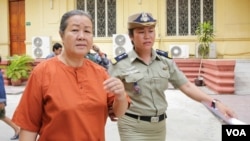 រូបភាព​ឯកសារ​៖ លោកស្រី​ លឹម​ មុន្នី​ ​មន្ត្រី​សិទ្ធិ​មនុស្ស​​នៃ​អង្គការ​អាដហុក​ នៅ​ឯ​តុលាការ​កំពូល ​ក្នុង​រាជធានី​​ភ្នំពេញ​ កាល​ពី​ថ្ងៃ​ទី​៥​ ខែ​កញ្ញា​ ឆ្នាំ​២០១៦​។ (ហ៊ាន​ សុជាតា​/ VOA​)