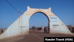 L'entrée dans la ville de Menaka, au nord du Mali, le 15 juillet 2017. (VOA/Kassim Traoré)