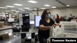 Los trabajadores electorales cuentan las boletas en el Centro de Tabulación y Elección del Condado de Maricopa (MCTEC), en Phoenix, Arizona, el 6 de noviembre de 2020.