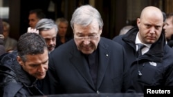 Le cardinal George Pell, après une réunion avec des victimes d'abus sexuels, Rome, Italie, le 3 mars 2016. 