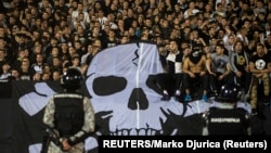 Arhiv - Navijači Partizana tokom meča sa vječitim rivalom Crvenom zvezdom u oktobru 2014. (Foto: REUTERS/Marko Djurica) 