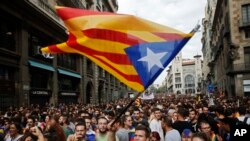 Le drapeau de la Catalogne indépendante, lors d'une manifestation à Barcelone, Espagne, le 3 octobre 2017.