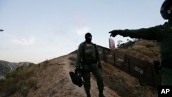 Para empezar se distribuirán 750 funcionarios para procesar una oleada de familias migrantes que ingresó a Estados Unidos la semana pasada.