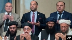 Archivo - El jefe político del Talibán, Sher Mohammad Abbas Stanikzai, (segundo desde la izquierda en la primera fila)Abdul Salam Hanafi y otros funcionarios del Talián oran durante conversaciones en Moscú, Rusia, el 6 de febrero de 2019.