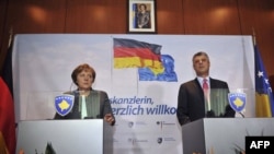 ліворуч: Канцлер Німеччини Анґела Меркель під час зустрічі з прем’єром Косова Хашимом Тачі